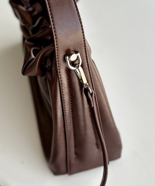 classicalelf（クラシカルエルフ）の「シックな艶めき、大人の余裕。フェイクレザーフリルギャザーハンドバッグ（ハンドバッグ・レディース・ブラック/ブラウン・ONE SIZE）」の17枚目の写真