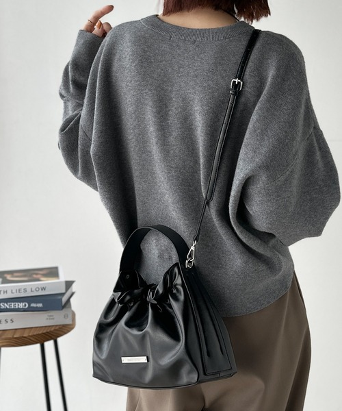 classicalelf（クラシカルエルフ）の「シックな艶めき、大人の余裕。フェイクレザーフリルギャザーハンドバッグ（ハンドバッグ・レディース・ブラック/ブラウン・ONE SIZE）」の3枚目の写真