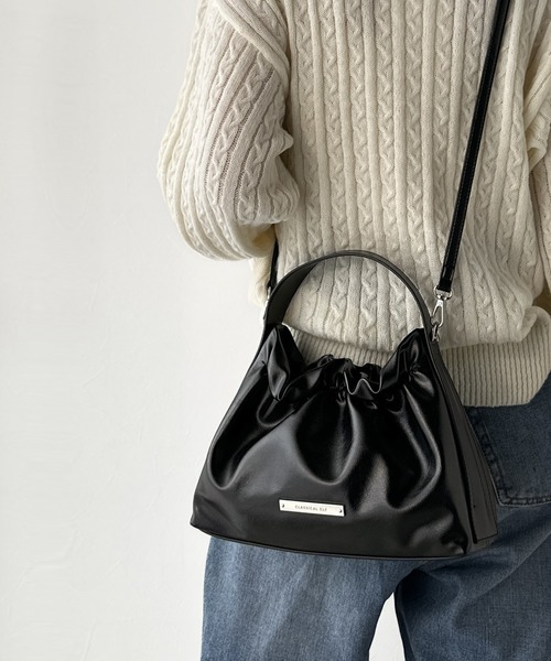 classicalelf（クラシカルエルフ）の「シックな艶めき、大人の余裕。フェイクレザーフリルギャザーハンドバッグ（ハンドバッグ・レディース・ブラック/ブラウン・ONE SIZE）」の6枚目の写真