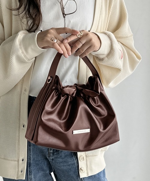 classicalelf（クラシカルエルフ）の「シックな艶めき、大人の余裕。フェイクレザーフリルギャザーハンドバッグ（ハンドバッグ・レディース・ブラック/ブラウン・ONE SIZE）」の13枚目の写真