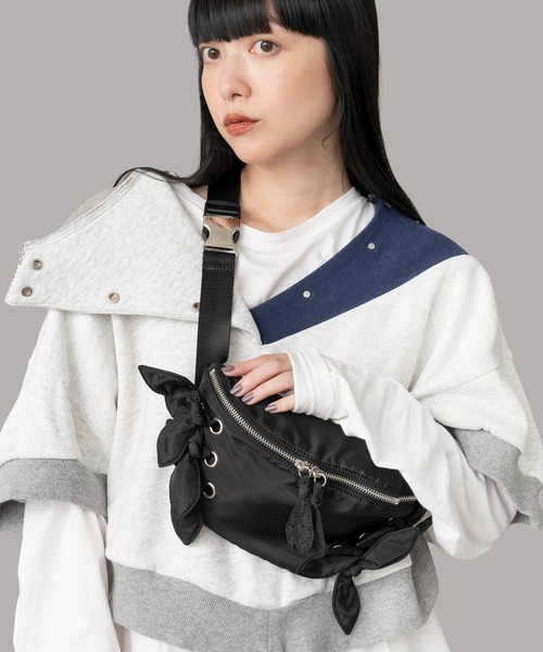 Casselini（キャセリーニ）の「Casselini(キャセリーニ)リボンウエストポーチ（ボディバッグ/ウエストポーチ・レディース・カーキ/レッド/シルバー/ブラック・FREE）」の2枚目の写真