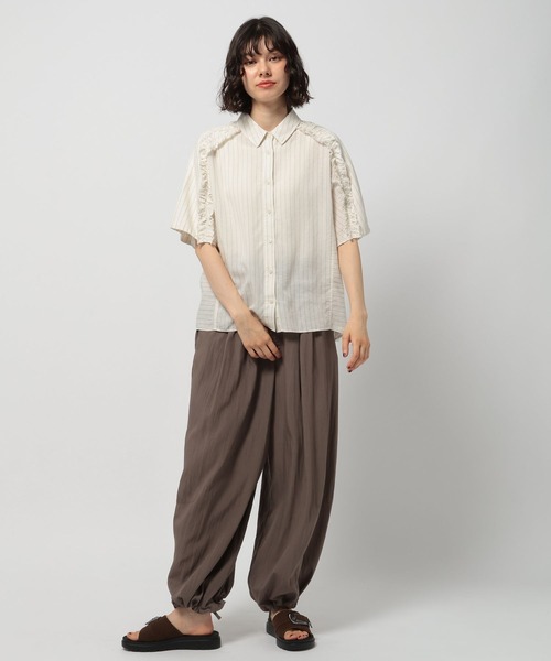 niko and...(ニコアンド)の「COMFORTリネンフリルシャツ(シャツ/ブラウス・レディース・カーキ/チャコール/ホワイト・MEDIUM/LARGE)」の4枚目の写真