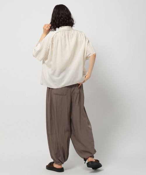 niko and...(ニコアンド)の「COMFORTリネンフリルシャツ(シャツ/ブラウス・レディース・カーキ/チャコール/ホワイト・MEDIUM/LARGE)」の5枚目の写真