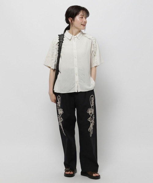 niko and...(ニコアンド)の「COMFORTリネンフリルシャツ(シャツ/ブラウス・レディース・カーキ/チャコール/ホワイト・MEDIUM/LARGE)」の7枚目の写真