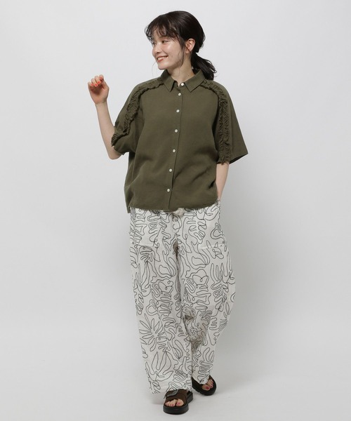 niko and...(ニコアンド)の「COMFORTリネンフリルシャツ(シャツ/ブラウス・レディース・カーキ/チャコール/ホワイト・MEDIUM/LARGE)」の18枚目の写真