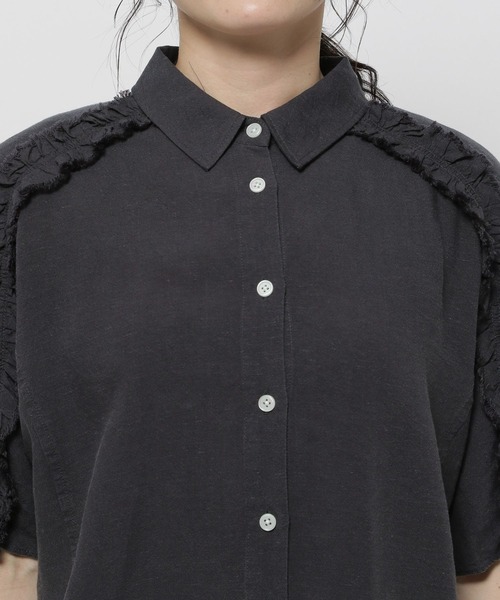 niko and...(ニコアンド)の「COMFORTリネンフリルシャツ(シャツ/ブラウス・レディース・カーキ/チャコール/ホワイト・MEDIUM/LARGE)」の22枚目の写真