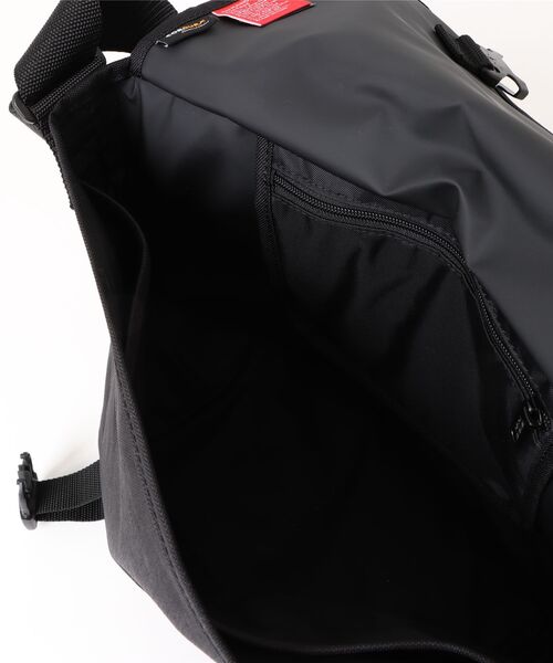 Manhattan Portage（マンハッタンポーテージ）の「NY MESSENGER BAG JR (MD) BP W/DIV LVL TMP（メッセンジャーバッグ・メンズ・ブラック・MEDIUM）」の6枚目の写真