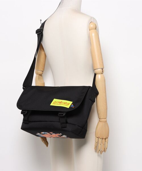 Manhattan Portage（マンハッタンポーテージ）の「NY MESSENGER BAG JR (MD) BP W/DIV LVL TMP（メッセンジャーバッグ・メンズ・ブラック・MEDIUM）」の3枚目の写真