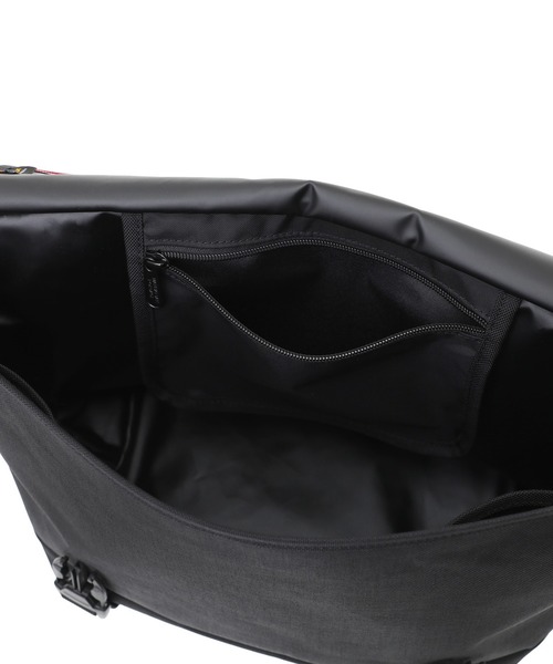 Manhattan Portage（マンハッタンポーテージ）の「NY MESSENGER BAG JR (MD) BP W/DIV LVL TMP（メッセンジャーバッグ・メンズ・ブラック・MEDIUM）」の13枚目の写真