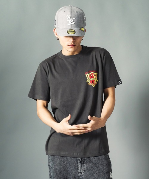 EXAMPLE(エグザンプル)の「EXAMPLE SHIELD LOGO S/S TEE(Tシャツ/カットソー・メンズ・ホワイト×ブルー/ホワイト×レッド/ブラック系その他2/ブラック系その他・M/L/XL/XXL)」の1枚目の写真