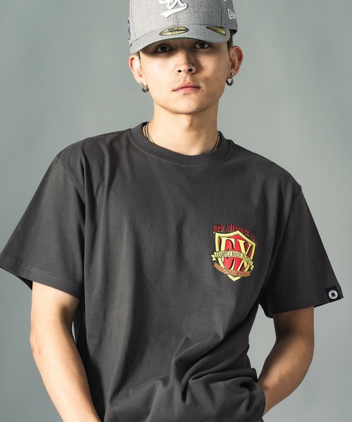 EXAMPLE(エグザンプル)の「EXAMPLE SHIELD LOGO S/S TEE(Tシャツ/カットソー・メンズ・ホワイト×ブルー/ホワイト×レッド/ブラック系その他2/ブラック系その他・M/L/XL/XXL)」の6枚目の写真