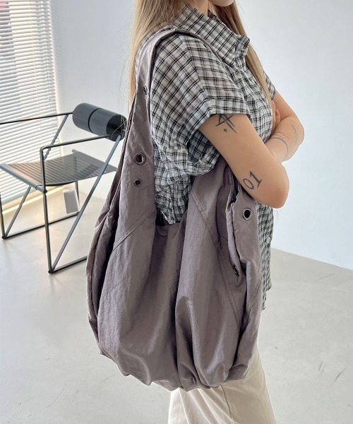 4INT.(フォイント)の「【たっぷり収納!おすすめアイテム】ナイロン パンチング アイレット ビッグ ショルダーバッグ(ショルダーバッグ・レディース・ブラック/グレー/アイボリー・FREE)」の3枚目の写真