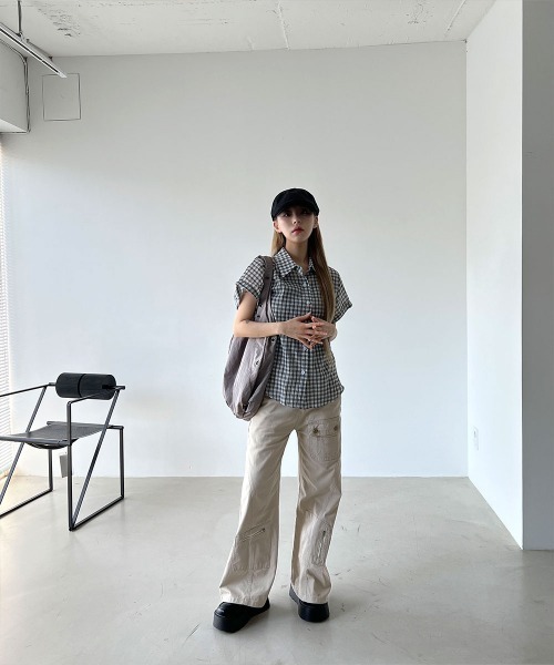 4INT.(フォイント)の「【たっぷり収納!おすすめアイテム】ナイロン パンチング アイレット ビッグ ショルダーバッグ(ショルダーバッグ・レディース・ブラック/グレー/アイボリー・FREE)」の20枚目の写真