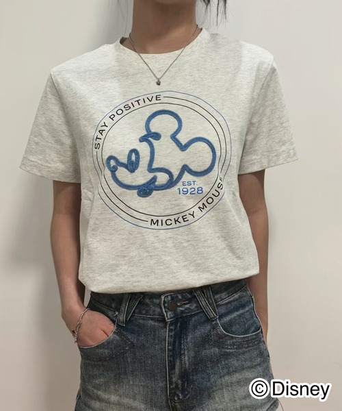 Disney(ディズニー)の「Disney / 別注 <Mickey Mouse> コーディングエンブロイダリーTシャツ(Tシャツ/カットソー・レディース・ブラック/オートミール/ホワイト・SMALL/MEDIUM/LARGE)」の3枚目の写真