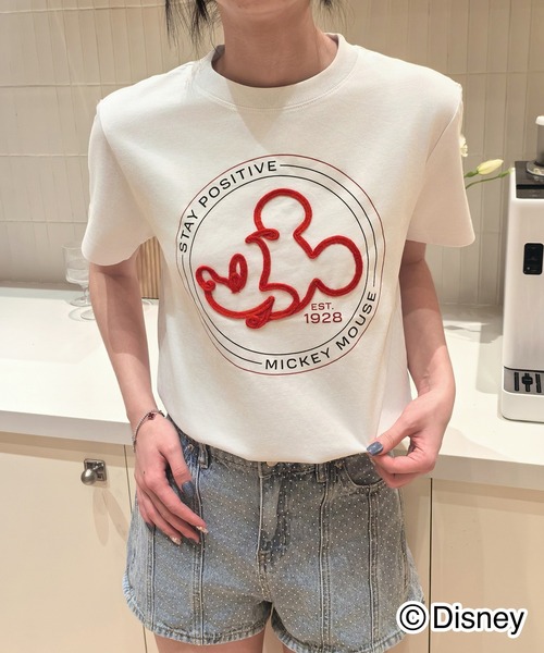 Disney(ディズニー)の「Disney / 別注 <Mickey Mouse> コーディングエンブロイダリーTシャツ(Tシャツ/カットソー・レディース・ブラック/オートミール/ホワイト・SMALL/MEDIUM/LARGE)」の2枚目の写真