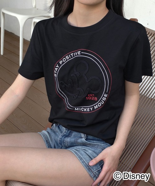 Disney(ディズニー)の「Disney / 別注 <Mickey Mouse> コーディングエンブロイダリーTシャツ(Tシャツ/カットソー・レディース・ブラック/オートミール/ホワイト・SMALL/MEDIUM/LARGE)」の1枚目の写真