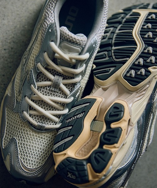 MIZUNO（ミズノ　）の「MIZUNO/ミズノ メンズ レディース スニーカー シルバー 韓国 WAVE RIDER 10 ウェーブライダー D1GA243104（スニーカー・メンズ・ホワイト×シルバー・25.0cm/24.5cm/24.0cm/23.5cm/28.0cm/27.5cm/27.0cm/26.5cm/23.0cm/26.0cm）」の2枚目の写真