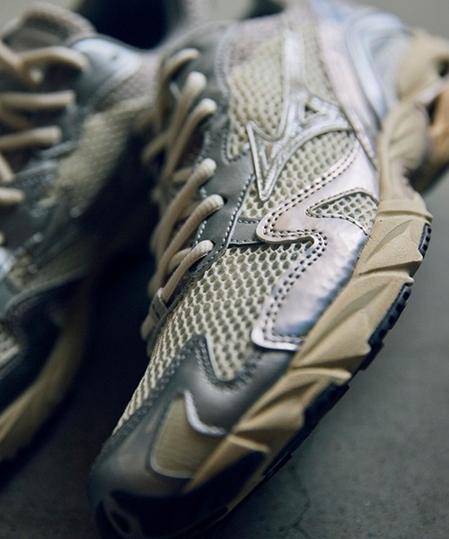 MIZUNO(ミズノ )の「MIZUNO/ミズノ メンズ レディース スニーカー シルバー 韓国 WAVE RIDER 10 ウェーブライダー D1GA243104(スニーカー・メンズ・ホワイト×シルバー・25.0cm/24.5cm/24.0cm/23.5cm/28.0cm/27.5cm/27.0cm/26.5cm/23.0cm/26.0cm)」の10枚目の写真