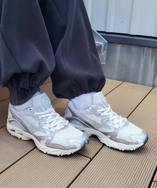 MIZUNO(ミズノ )の「MIZUNO/ミズノ メンズ レディース スニーカー シルバー 韓国 WAVE RIDER 10 ウェーブライダー D1GA243104(スニーカー・メンズ・ホワイト×シルバー・25.0cm/24.5cm/24.0cm/23.5cm/28.0cm/27.5cm/27.0cm/26.5cm/23.0cm/26.0cm)」の11枚目の写真