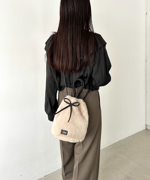 Lee(リー)の「Lee/リー フェイク ラビットファー 2WAY 巾着ショルダー/リボン/ハンドバッグ/バレエコア ティアード(ショルダーバッグ・レディース・ブラック/ベージュ/グレイッシュベージュ/ワイン・FREE)」の7枚目の写真