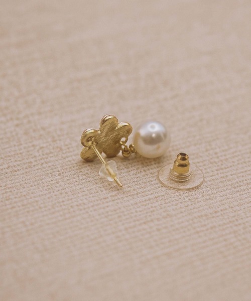VIBGYOR(ヴィブジョー)の「【IZU】 【パール×フラワーモチーフ】上品きらめきドロップピアス 韓国風アクセ 大人可愛い揺れるイヤリング風デザイン(ピアス(両耳用)・レディース・ゴールド・FREE)」の4枚目の写真