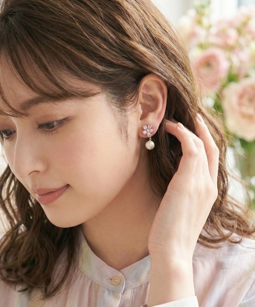 VIBGYOR(ヴィブジョー)の「【IZU】 【パール×フラワーモチーフ】上品きらめきドロップピアス 韓国風アクセ 大人可愛い揺れるイヤリング風デザイン(ピアス(両耳用)・レディース・ゴールド・FREE)」の7枚目の写真