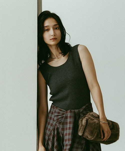 studio CLIP（スタディオクリップ）の「《ウタオ》リブニットタンクトップ（ニット/セーター・レディース・オフホワイト/ブラック/グレー/ブラウン・FREE）」の5枚目の写真