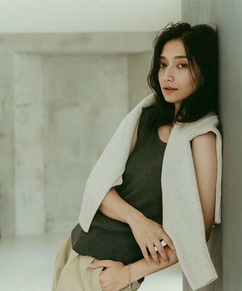 studio CLIP（スタディオクリップ）の「《ウタオ》リブニットタンクトップ（ニット/セーター・レディース・オフホワイト/ブラック/グレー/ブラウン・FREE）」の7枚目の写真