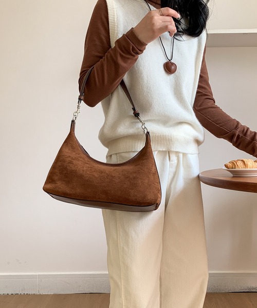 Chiina（チーナ）の「Chiina / シンプルスエード調ホーボーバッグ（ハンドバッグ・レディース・ベージュ/レッド/ブラウン/ブラック・FREE）」の2枚目の写真