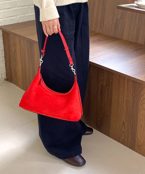 Chiina（チーナ）の「Chiina / シンプルスエード調ホーボーバッグ（ハンドバッグ・レディース・ベージュ/レッド/ブラウン/ブラック・FREE）」の4枚目の写真