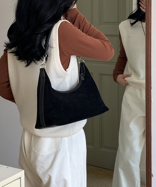 Chiina（チーナ）の「Chiina / シンプルスエード調ホーボーバッグ（ハンドバッグ・レディース・ベージュ/レッド/ブラウン/ブラック・FREE）」の10枚目の写真