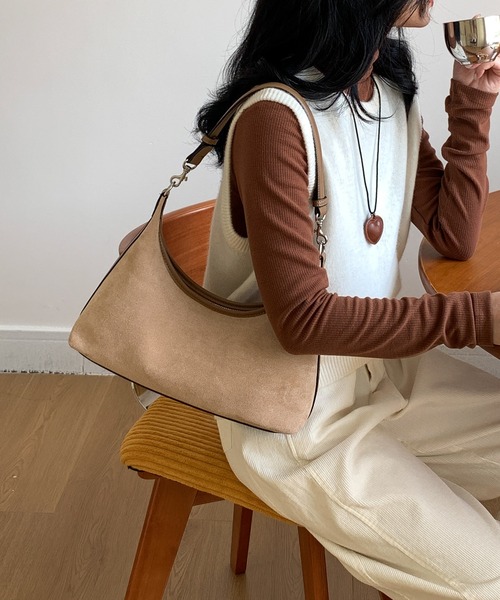 Chiina（チーナ）の「Chiina / シンプルスエード調ホーボーバッグ（ハンドバッグ・レディース・ベージュ/レッド/ブラウン/ブラック・FREE）」の9枚目の写真