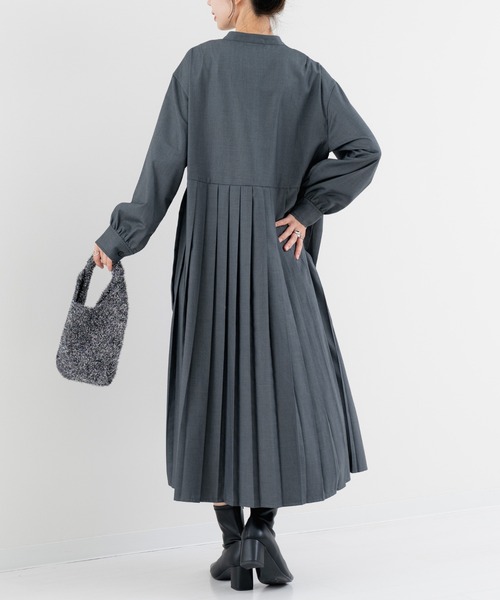 refinedworks(リファインドワークス)の「【refinedworks】オケージョンでも使える!プリーツワンピース(ワンピース・レディース・ブラック/チャコールグレー/ベージュ・FREE)」の2枚目の写真