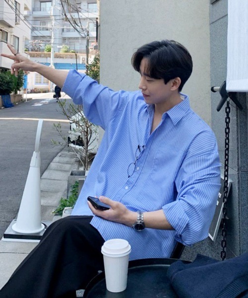 NOWLE（ノウル）の「【NOWLE】ルーズフィット ピンストライプ レギュラーシャツ（シャツ/ブラウス・メンズ・ホワイト/ブルー・MEDIUM/LARGE/X-LARGE）」の19枚目の写真