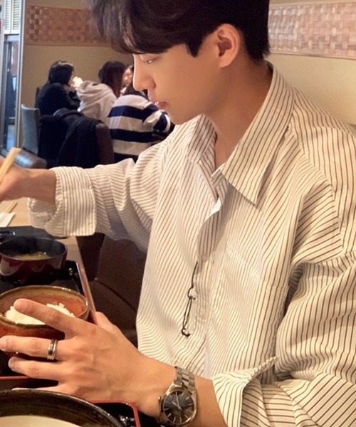 NOWLE（ノウル）の「【NOWLE】ルーズフィット ピンストライプ レギュラーシャツ（シャツ/ブラウス・メンズ・ホワイト/ブルー・MEDIUM/LARGE/X-LARGE）」の17枚目の写真