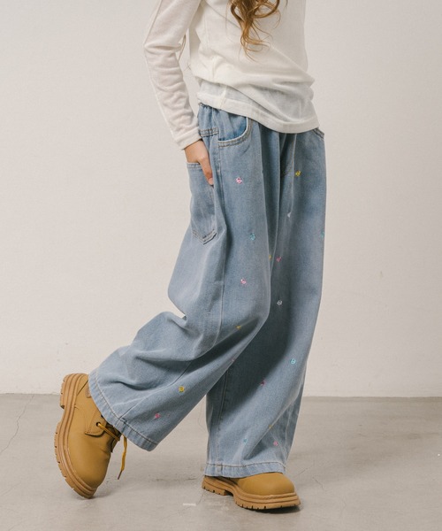 URBAN CHERRY(アーバンチェリー)の「マルチ刺繍デザインデニムパンツ(デニムパンツ・キッズ・ブルー・110cm/120cm/130cm/140cm/150cm)」の4枚目の写真