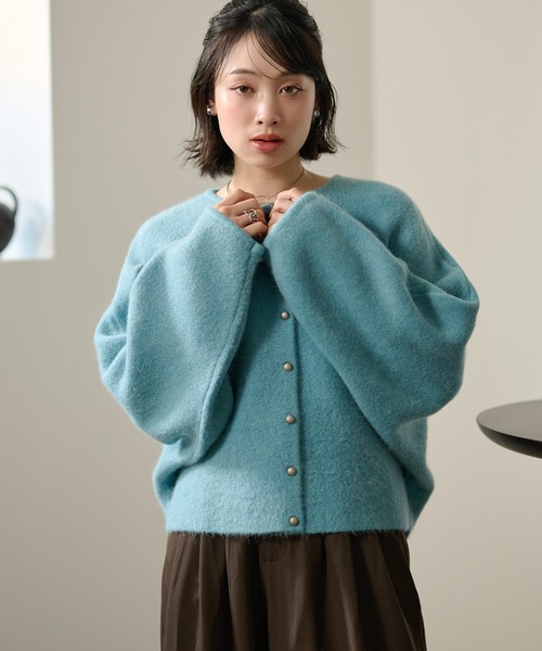LAULEN(ローレン)の「crew neck metal button knit cardigan /クルーネックメタルボタンニットカーディガン(カーディガン/ボレロ・レディース・ベージュ/ブラック/ブルー/ピンク・FREE)」の3枚目の写真