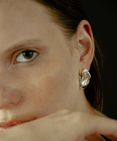 LAPUIS(ラピュイ)の「LAPUIS(ラピュイ) Oyster pierced earrings(ピアス(両耳用)・レディース・シルバー/ゴールド・FREE)」の2枚目の写真