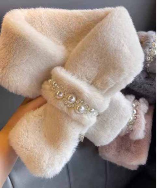 ALWAYS GOOD TIME(オルウェイズグッドタイム)の「パール調ビジュー付きファーマスラー(マフラー・レディース・グレー/オフホワイト/ブラック/ピンク/ベージュ・FREE)」の4枚目の写真