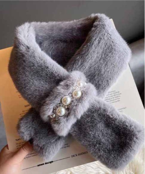 ALWAYS GOOD TIME(オルウェイズグッドタイム)の「パール調ビジュー付きファーマスラー(マフラー・レディース・グレー/オフホワイト/ブラック/ピンク/ベージュ・FREE)」の3枚目の写真