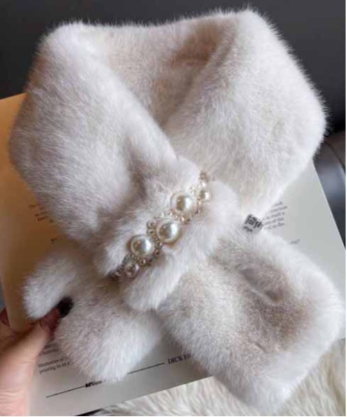 ALWAYS GOOD TIME(オルウェイズグッドタイム)の「パール調ビジュー付きファーマスラー(マフラー・レディース・グレー/オフホワイト/ブラック/ピンク/ベージュ・FREE)」の1枚目の写真