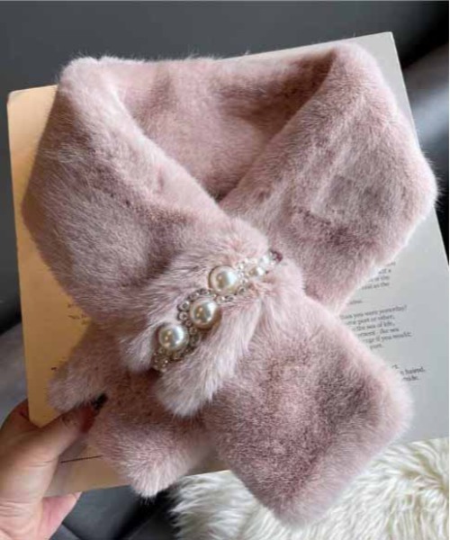 ALWAYS GOOD TIME(オルウェイズグッドタイム)の「パール調ビジュー付きファーマスラー(マフラー・レディース・グレー/オフホワイト/ブラック/ピンク/ベージュ・FREE)」の5枚目の写真