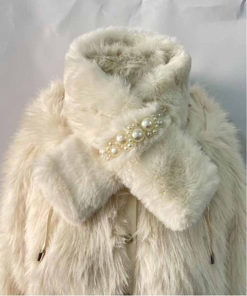 ALWAYS GOOD TIME(オルウェイズグッドタイム)の「パール調ビジュー付きファーマスラー(マフラー・レディース・グレー/オフホワイト/ブラック/ピンク/ベージュ・FREE)」の7枚目の写真