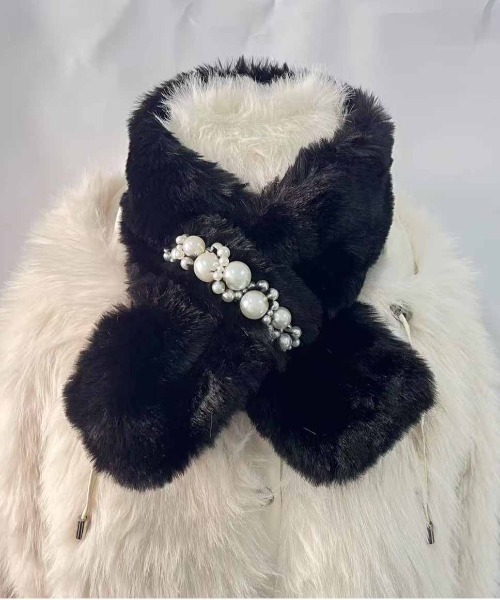 ALWAYS GOOD TIME(オルウェイズグッドタイム)の「パール調ビジュー付きファーマスラー(マフラー・レディース・グレー/オフホワイト/ブラック/ピンク/ベージュ・FREE)」の8枚目の写真