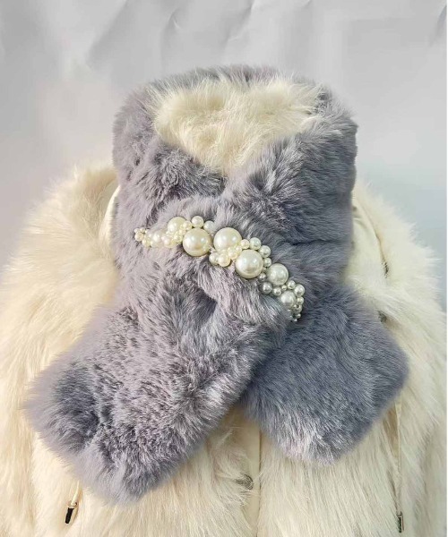 ALWAYS GOOD TIME(オルウェイズグッドタイム)の「パール調ビジュー付きファーマスラー(マフラー・レディース・グレー/オフホワイト/ブラック/ピンク/ベージュ・FREE)」の9枚目の写真