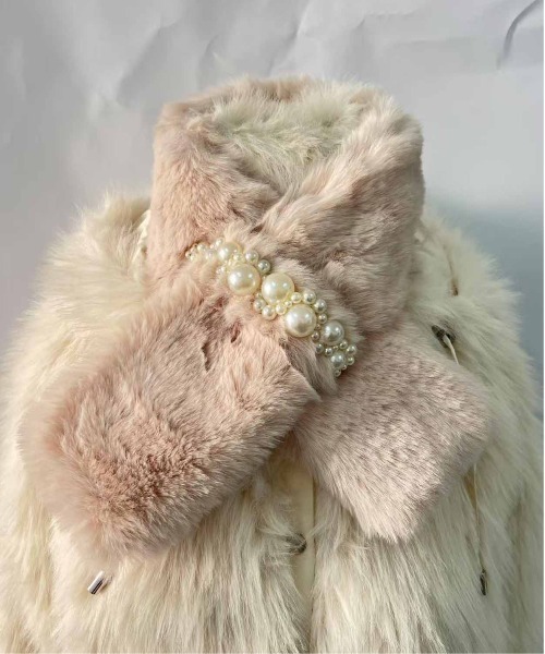 ALWAYS GOOD TIME(オルウェイズグッドタイム)の「パール調ビジュー付きファーマスラー(マフラー・レディース・グレー/オフホワイト/ブラック/ピンク/ベージュ・FREE)」の10枚目の写真