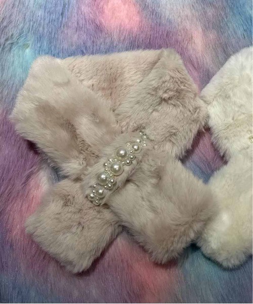 ALWAYS GOOD TIME(オルウェイズグッドタイム)の「パール調ビジュー付きファーマスラー(マフラー・レディース・グレー/オフホワイト/ブラック/ピンク/ベージュ・FREE)」の20枚目の写真