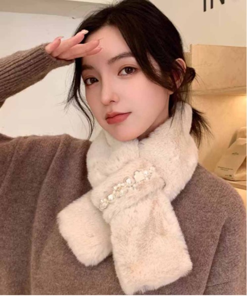 ALWAYS GOOD TIME(オルウェイズグッドタイム)の「パール調ビジュー付きファーマスラー(マフラー・レディース・グレー/オフホワイト/ブラック/ピンク/ベージュ・FREE)」の6枚目の写真