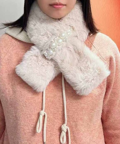 ALWAYS GOOD TIME(オルウェイズグッドタイム)の「パール調ビジュー付きファーマスラー(マフラー・レディース・グレー/オフホワイト/ブラック/ピンク/ベージュ・FREE)」の22枚目の写真