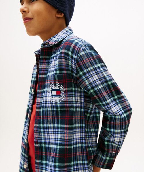TOMMY HILFIGER（トミーヒルフィガー）の「BOYS チェックエンブレムグラフィックシャツ（シャツ/ブラウス・キッズ・グリーン・130cm/150cm/140cm/160cm）」の2枚目の写真